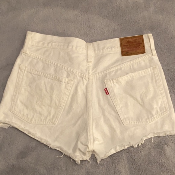 Levi’s Distressed, High Rise Short - Picture 5 of 8